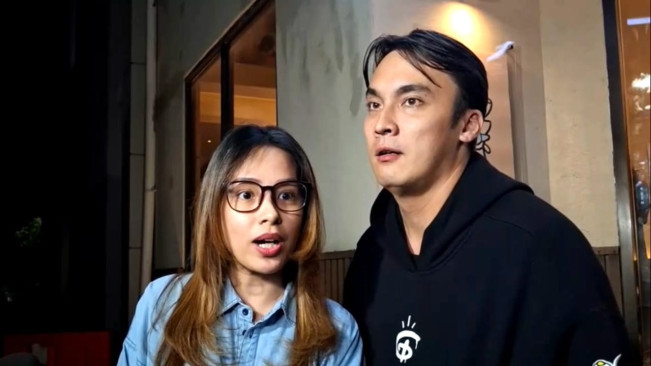 Lady Nayodan dan Rendy Kjaernett saat memberikan klarifikasi soal isu perselingkuhan Rendy dengan Bella Lapulisa, kepada media di kawasan Sedayu, Jakarta Timur, Rabu (24/7/2025). (Raka / FTNews.co.id) 